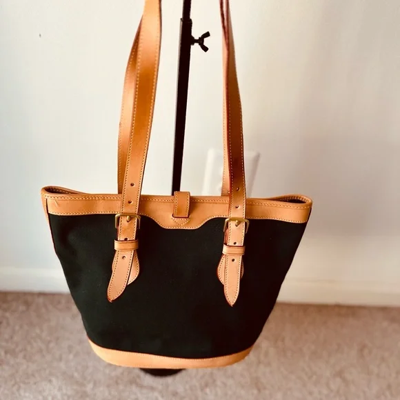 Dooney & Bourke
DOONEY & BOURKE VINTAGE CABRIOLET BUCKET BAG in Hunter Green - Picture 4 of 10